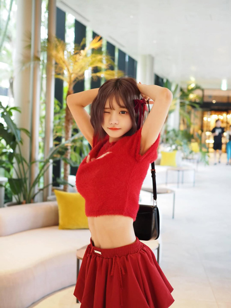 みもれもんに視線集中！！赤のワントーンが映えすぎるウインクショット