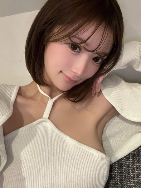 聖菜、白トップスで色っぽ可愛く！！デニム合わせの破壊力がすごいスタイルにファン悶絶！
