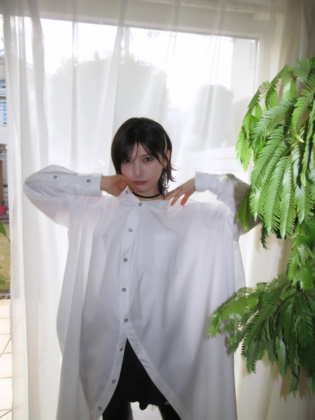 岡田奈々、美脚チラ見せ！モノトーンのシャツコーデを披露