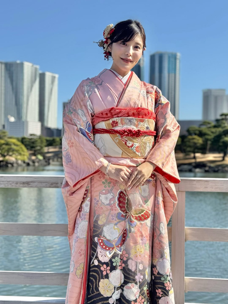 Reina+World「全身が蝶の振袖」姿を公開！華やかなカットにファン歓喜の声