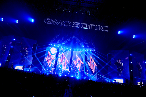JO1が4年連続出演『GMO SONIC 2026』 SNSで話題のしまじろう曲カバーや、人気曲のEDMver.を含む全12曲で大ボリュームの迫力パフォーマンス！＜ライブレポート＞