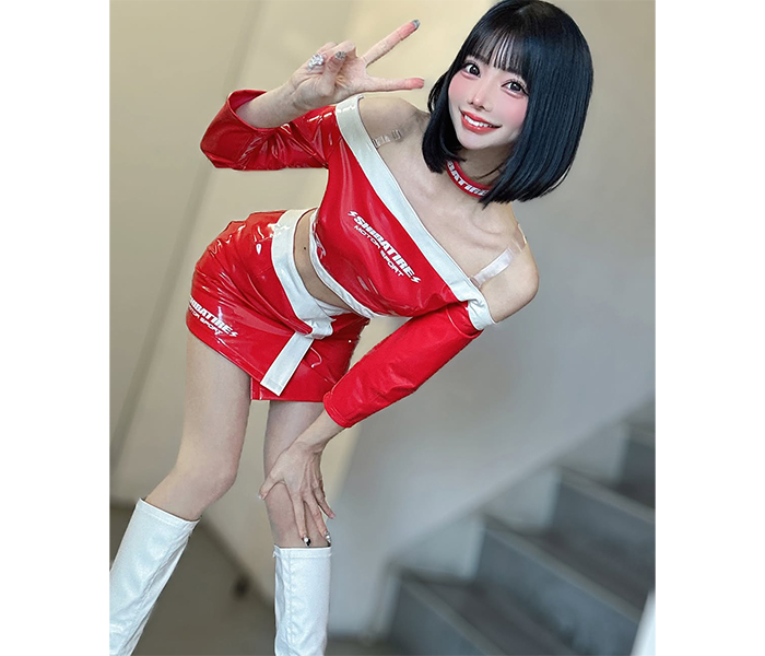 米倉みゆ、光沢オフショルセットアップのコスチュームで抜群スタイルを披露！！