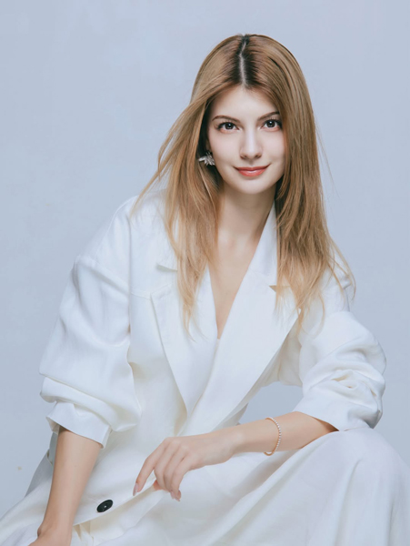 マギー、デニムワンピで抜群スタイル、デコルテ見せが破壊力抜群の宣材写真を公開