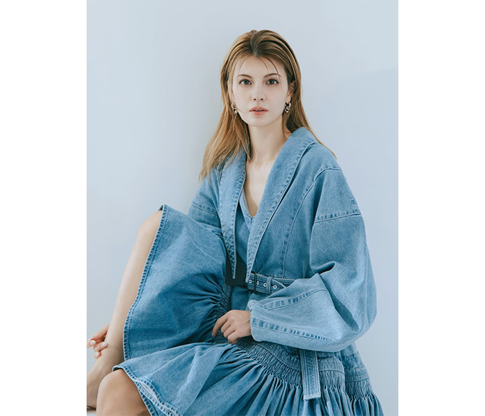 マギー、デニムワンピで抜群スタイル、デコルテ見せが破壊力抜群の宣材写真を公開