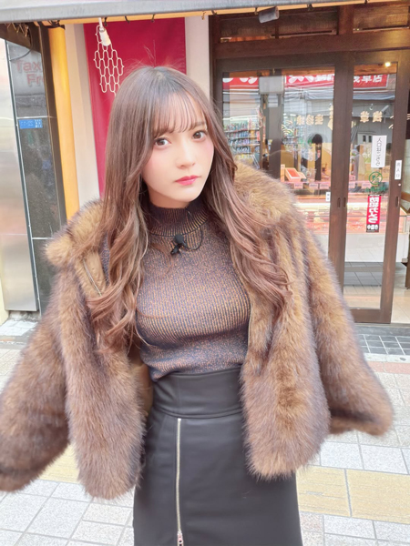 黒嵜菜々子、ロングヘア×ファーで存在感が際立つ抜群スタイルあらわに！