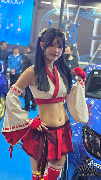 【動画】小咲むう、ヘソだし巫女姿で東京オートサロン2026に登場！今年の目標を漢字1字で表すと「元」＜TOKYO AUTO SALON 2026＞