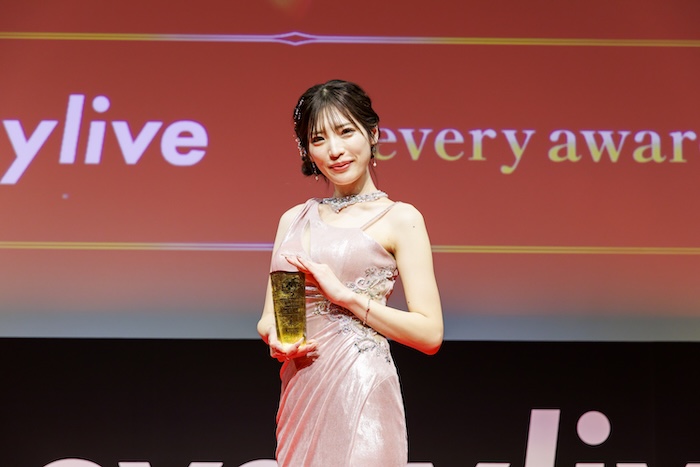 結城あいな、上品なドレス姿で年間ランキング3位獲得の喜び語る！「とても嬉しい気持ちでいっぱい」＜every award 2025＞