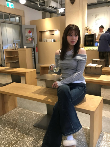 古田愛理、オフショルの肩見せが破壊力抜群！！シンプルコーデに反響続出