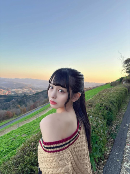 なっちー、オフショルの肌見せが刺さる！！デコルテ際立つニットで破壊力抜群！