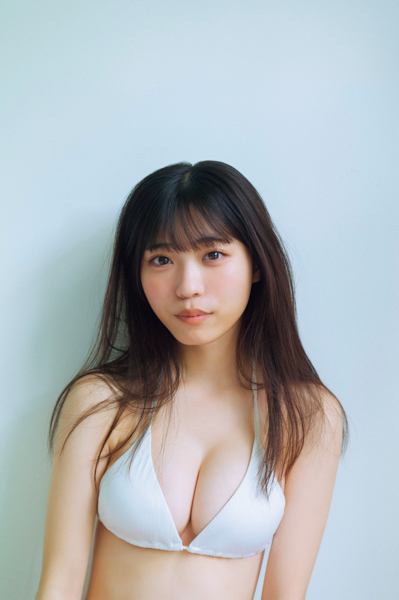 僕が見たかった青空・金澤亜美、初めてが満載のファースト写真集で初めてのチューブトップビキニに挑戦！