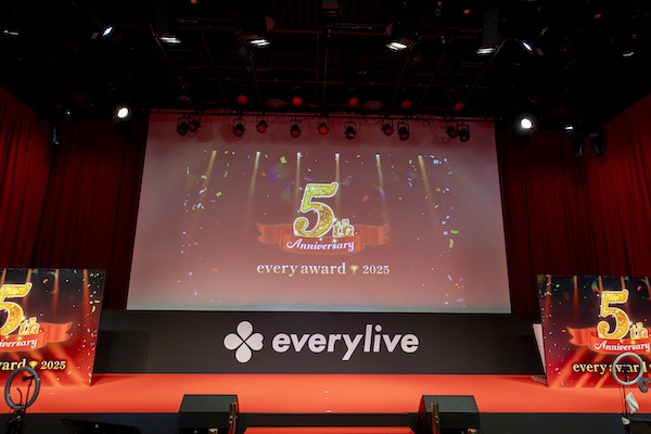 Nano、上品な純白ドレス姿でクリエイター部門1位の思い語る！「来年また同じ場所に戻って来られるように、これからも一緒に頑張っていきましょう」＜every award 2025＞