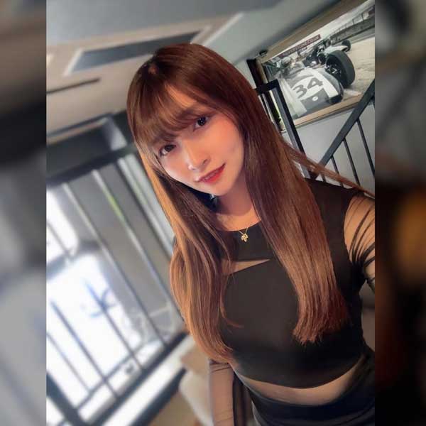 大人の色気がすごい！仲美由紀、美脚あらわな黒ワンピ姿に視線釘付け