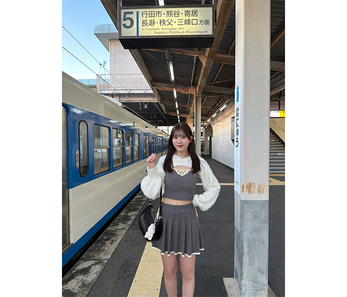 久木田 帆乃夏、ファン歓喜のミニ丈スタイルで羽生駅に登場！