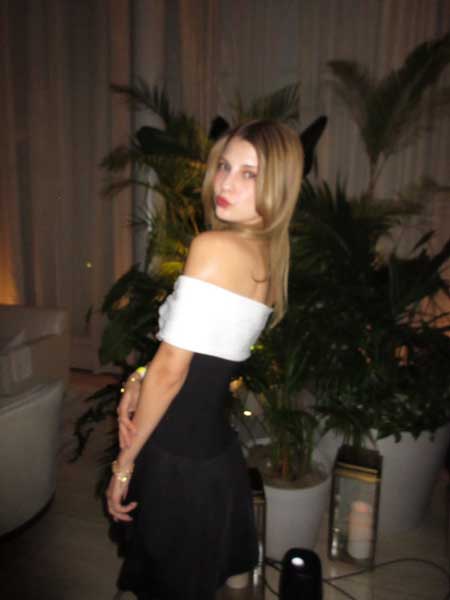 マギー、美肩ラインチラ見せ！色っぽ可愛いオフショルの破壊力でファン悩殺