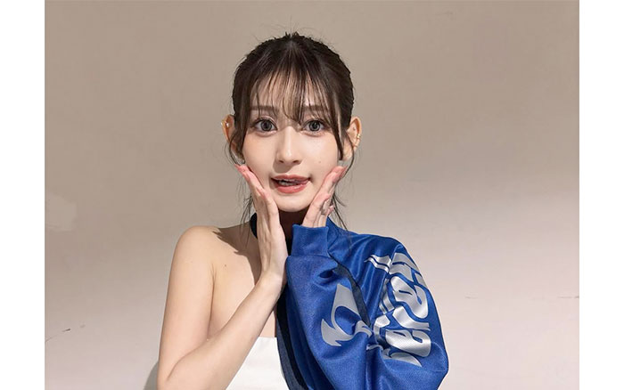 河村澪、お腹見せが破壊力抜群！白チューブトップ×片袖ブルーのコスチュームに視線集中！！