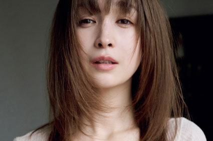 カリスマセレブモデル・藤井サチ１stフォト＆スタイルブック『雨のち、サチ。』好評のお渡し会に続き、オンラインサイン会も決定！