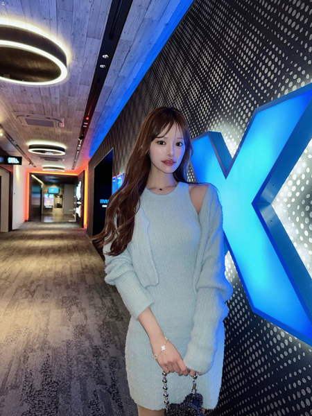 広瀬晏夕、美ふとももチラ見せ！ミニ丈淡ブルーニットワンピで美スタイルあらわに！！