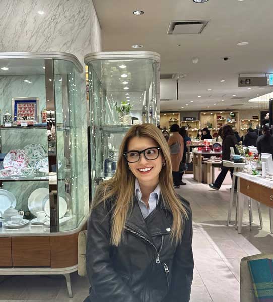 マギー、きれいめストリートコーデで長脚あらわに！