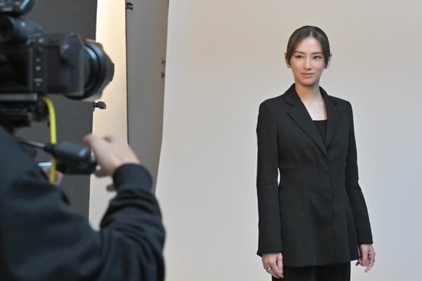 三菱重工新TVCM　北川景子出演　颯爽と歩く姿で暮らしを前に進めていくシナジーの力を表現する新CM！メイキング＆インタビュー公開