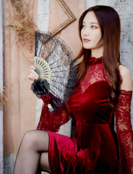 赤城ありさ、優雅なドレスからスラリ美脚！圧倒的美しさでファン圧倒