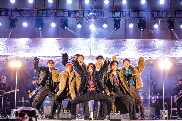 WEST.初のフリーライブ「WEST. Special Street Live」（オフィシャルレポート＆メンバーコメントあり）