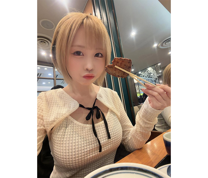 夜道雪、美デコルテチラ見せ！大人かわいい綺麗めコーデでファン魅了