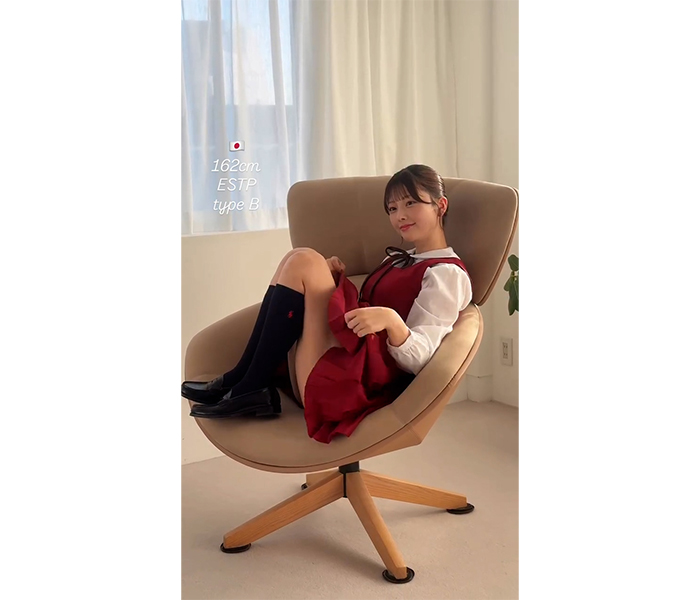 松本みいな、美太ももあらわに！制服をたくしあげるムービーにファン「太ももえっど」