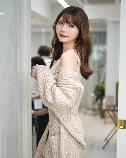 「宇宙一超めっちゃ可愛い」「かわいすぎて泣いた」秦はるか、美スタイル輝くベージュコーデで美肌見せ！