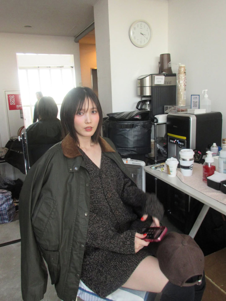 本田翼「無敵」な美ふとももチラ見せニットセットアップで叶える上品な私服コーデ披露