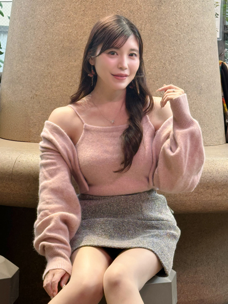 Reina+World、キャミソール＆ミニ丈コーデがバズり中！ファン「いつ見ても美しいですね」