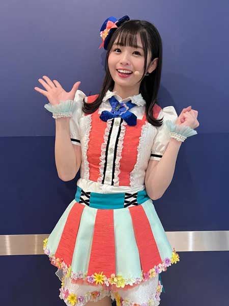 西葉瑞希、キュートな衣装姿に視線釘付け！笑顔が可愛すぎるカットにファン悶絶
