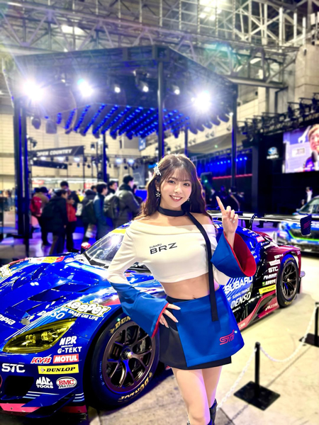 立華理莉、カッコ可愛いブルーコスチュームで美ボディチラ見せ！