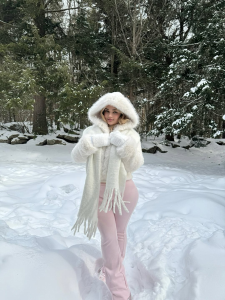 アナスタシア・クビトコ、圧巻のボンキュッボン冬コーデで世界を圧倒！