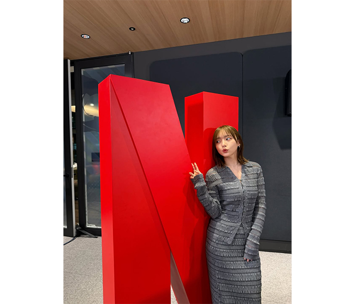 齊藤京子、グレータイトで抜群スタイルが際立つ曲線美コーデを披露！