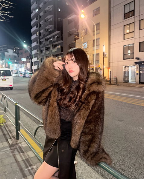 黒嵜菜々子、スラリ長脚のぞく大人っぽモードコーデを公開