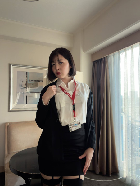 紗倉みく、圧巻の美しさ誇るスーツ姿にファン「大手企業の秘書してそう」