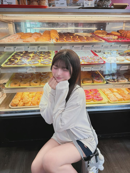 姫野ひなの、白ビッグトップスがたまらない！ラフコーデからスラリ美脚披露！