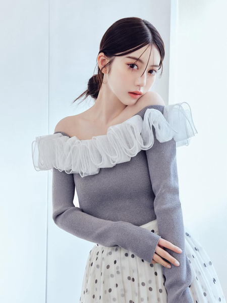 肌見せフェミニンコーデに視線集中！！中野恵那、オフショル×フリル襟が破壊力抜群なスタイルにファン悶絶