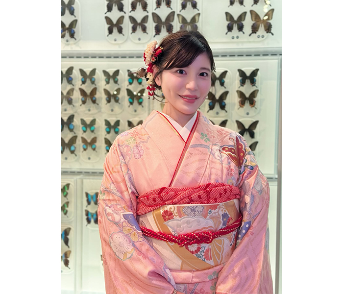 Reina+World「全身が蝶の振袖」姿を公開！華やかなカットにファン歓喜の声