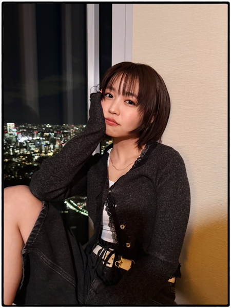 大原優乃、美脚チラ見せ！辛口モノトーンコーデで大人の色気あらわに