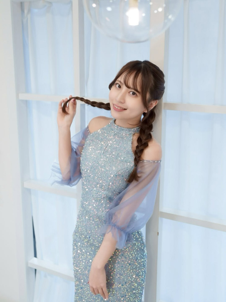 竹内星菜、スリットから美脚チラ見せ！プリンセスすぎる姿にファン大興奮