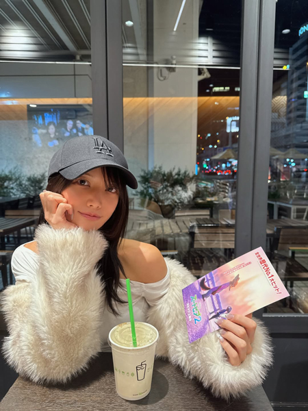 水神きき、破壊力抜群のオフショルコーデで爆美デコルテあらわに