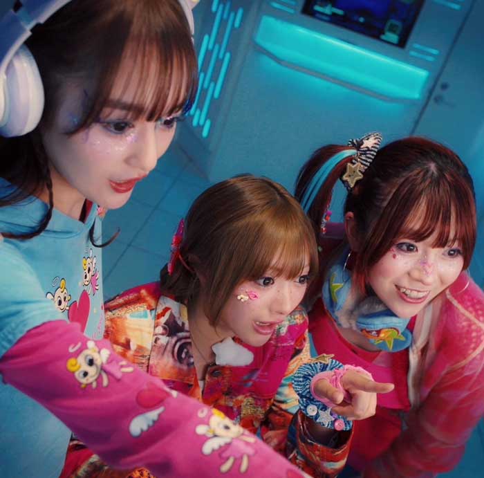 Alcoholic /安斉かれんが作詞・作曲・歌唱で参加した「ハピトモ feat.安斉かれん」をリリース