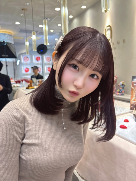 深江有恵、ニットのフィット感が刺さる！シンプルなのに破壊力抜群なミニ丈コーデを披露