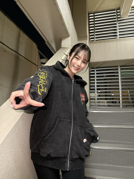 涼森れむ、ストリートコーデも最強ビジュ！ 今年はモデルとしての活躍にも期待。