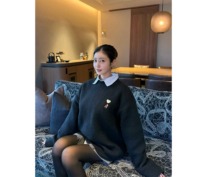 阿部なつき、破壊力たまらない…ミニ丈×シアータイツで美脚スラリが映えすぎるカット公開