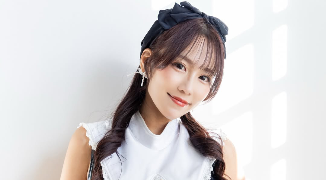 霧島聖子、甘辛色っぽモノトーンコスチュームでファン悩殺!