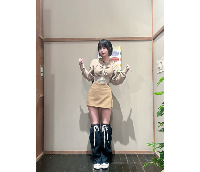 あの、抜群スタイルが一発で伝わるベージュコーデを披露！