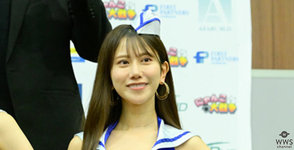 名取くるみ、赤シアースカートで太もも見せがたまらないコスチューム姿を披露