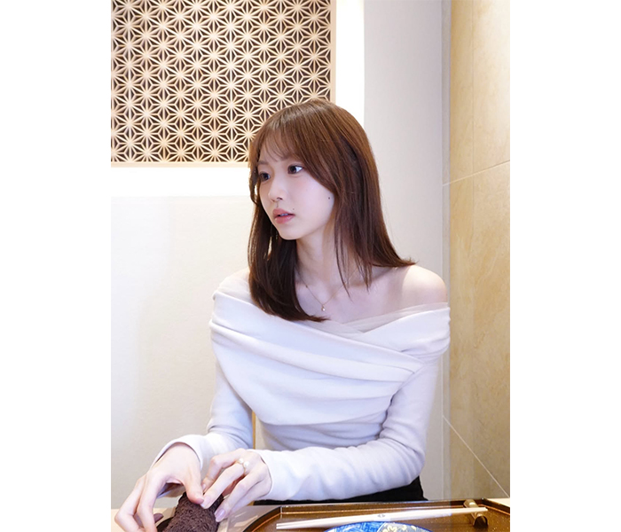 たまらない透明感！！八伏紗世、美肩見せキレイめコーデでファン悩殺